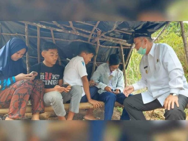 Wagub Sumbar Nasrul abit saat menyaksikan siswa belajar di atas Bukit/langgam