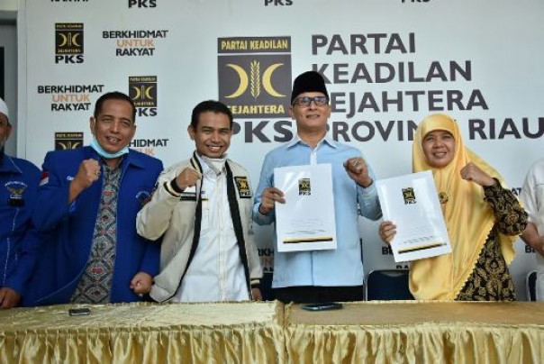 Pasangan SAA-Reni Nurlita menerima SK dukungan dari PKS untuk Pilkada Siak 2020 