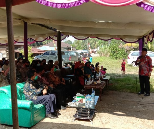 Bupati Rohul Sukiman saat memberikan sambutan sebelum menyerahkan bankeu secara simbolis kepada warga Desa Tambusai Barat, Kamis (30/7/2020) petang. Foto: Istimewa.