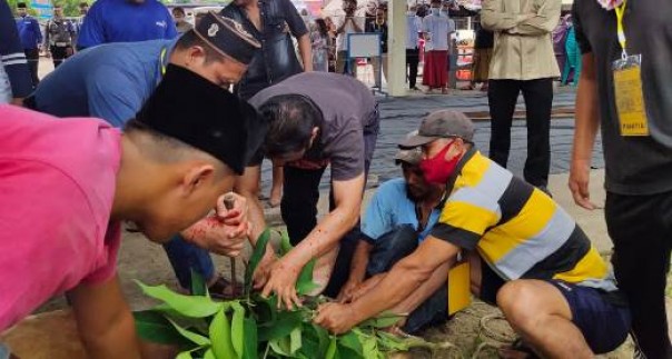 Personel Polres Inhu terlihat sedang menyembelih hewan kurban