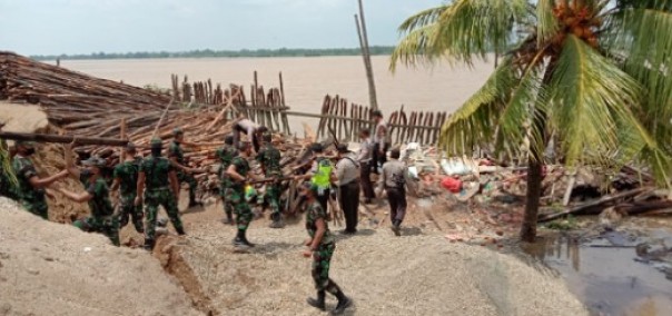 Polisi dan TNI membantu evakusi di TKP Longsor