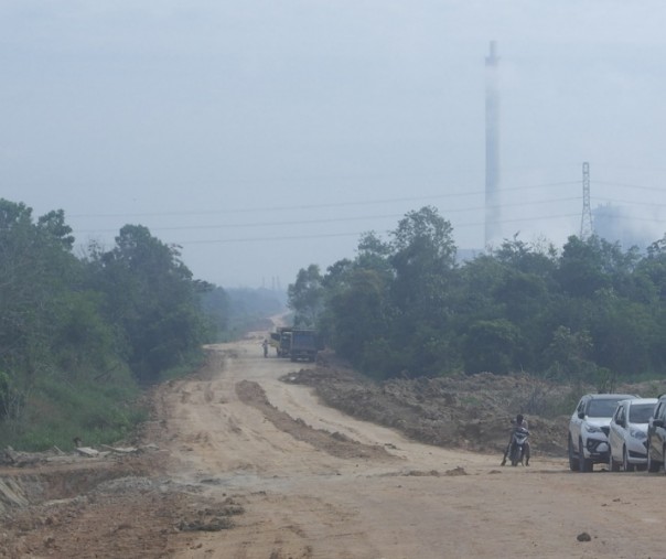 Jalan Gajah Mada atau warga setempat menamakannya Jalan Panglima Jimbam, akses utama di Kawasan Industri Tenayan. Foto: Surya/Riau1.