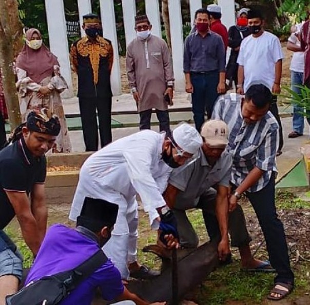 Bupati Inhil beserta istri menyaksikan penyembelihan hewan kurban