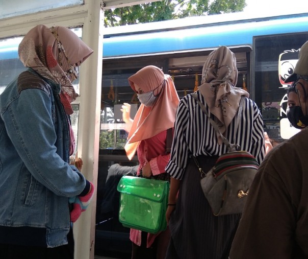 Warga naik ke bus Trans Metro Pekanbaru di Halte Kantor Wali Kota, Senin (3/8/2020). Foto: Surya/Riau1.