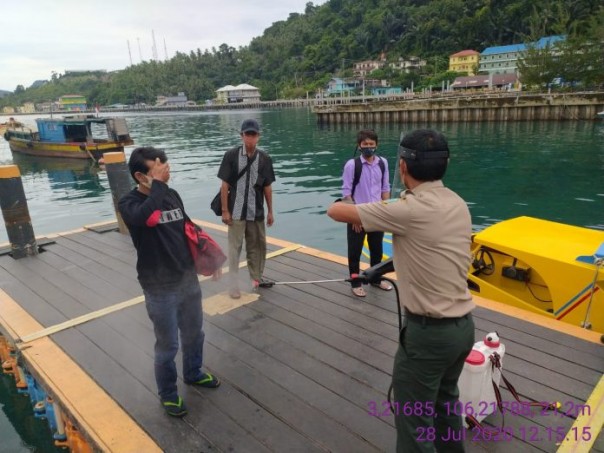 Dua nelayan vietnam yang mengapung tiba di Lanal Tarempa/suryakepri