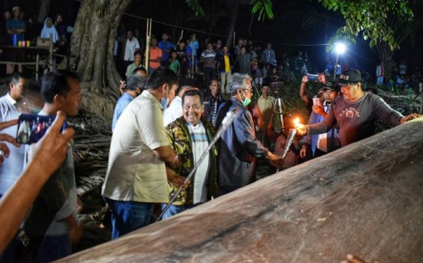 Ketua DPRD Kuansing Andi Putra saat melayur jalur Toduang Kuantan Desa Tanah Bekali Pangean, Senin (3/8) malam/R24