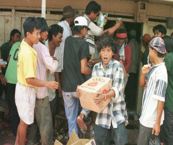Ilustrasi penjarahaan 1998 (foto: Istimewa/internet)