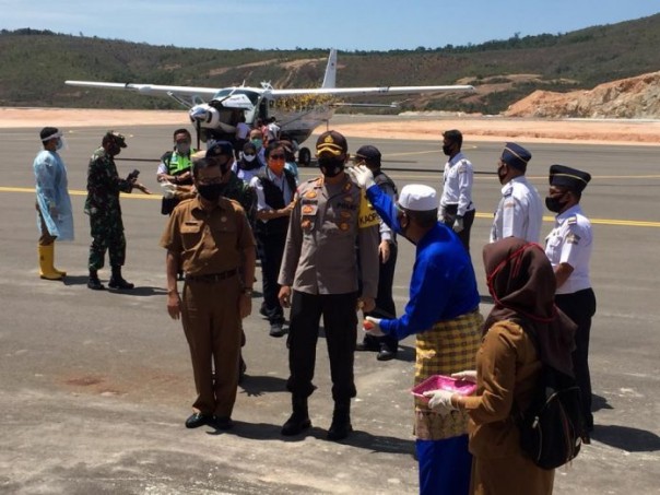 Asisten I Pemprov Kepri Raja Ariza saat meresmikan Bandara tambelan/net