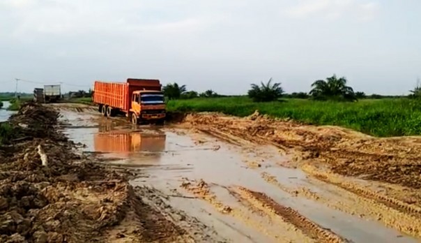 Perlu perhatian pemerintah Riau jalan berlumpur dan berlubang /R1
