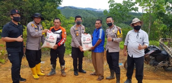 Kapolres Rohul Bagikan Beras Kepada Masyarakat Sungai Bungo-Rohul Terdampak Covid-19/R1