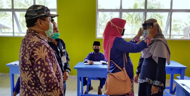 Dimulai Hari Ini, Bupati Meranti Tinjau Pembelajaran Tatap Muka di SMP Tanjung Samak