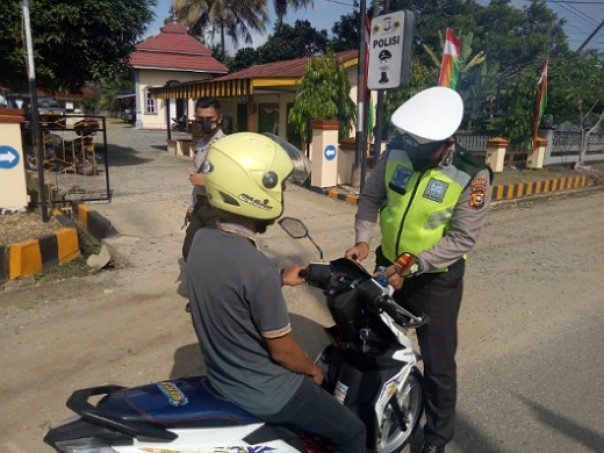 Personel Satlantas Polres Inhu menindak salah satu pengendata sepeda motor.