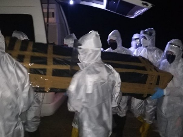 Pasien PDP berinisial S saat akan di bawa ke rumah duka oleh tim medis di RSUD Indra Sari Rengat, Kamis 6 Agustus 2020 dini hari.