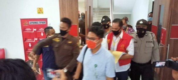 Sekwan DPRD Batam saat digiring petugas Kejari Batam/suryakepri