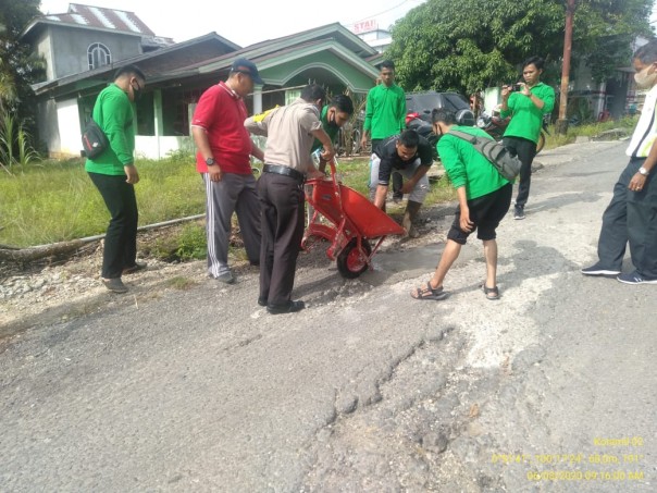 Mahasiswa Kukerta di Rohul Tambal Jalan Berlubang bersama TNI Polri/R1