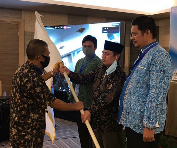 Perwakilan DPP Asita Didi Marshal saat menyerahkan pataka kepada Julfiyanto sebagai ketua Asita Riau periode 2020-2025 di Pekanbaru, Sabtu (8/8/2020). Foto: Istimewa.
