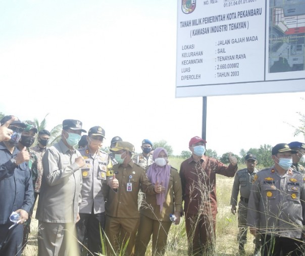 Wali Kota Pekanbaru Firdaus bersama Forkopimda usai pemancangan plang kepemilikan lahan di Kawasan Industri Tenayan, beberapa pekan lalu. Foto: Surya/Riau1.