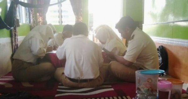 Ringankan Beban Orang Tua Siswa, Warga Pakning Bengkalis Gratiskan Wifi di Rumahnya/r24