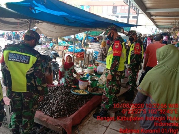 Personel Koramil 01/Rengat terus aktif melaksanakan patroli penegakan protokol kesehatan di Pasar Rakyat Rengat, Senin 10 Agustus 2020