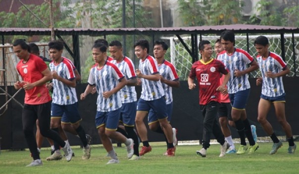Manager AA Tiga Naga, Hidayat bersama skuad AA Tiga Naga saat latihan perdana (foto: istimewa)