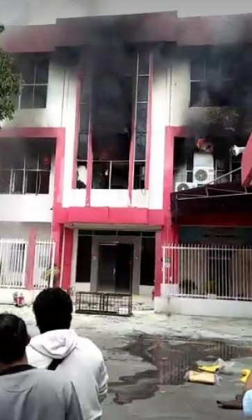 Gedung Plasa Telkom Pekanbaru terbakar (istimewa)