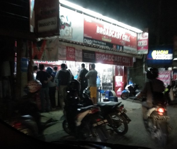 Tampak salah satu toko ponsel di Jalan Hangtuah ramai oleh pembeli, yang mencari kartu perdana. (Foto: Riau1)