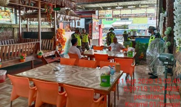 Personel Koramil 01/Rengat melaksanakan penegakan protokol kesehatan di tempat-tempat keramaian di Kota Rengat, Selasa 11 Agustus 2020