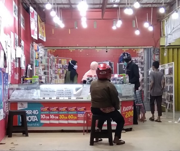 Salah satu toko penjual kartu perdana dan pulsa di Jalan Sembilang, Kecamatan Rumbai Pesisir. Foto: Surya/Riau1.