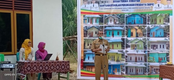 Bupati Kuansing Drs H Mursini, M.Si saat menghadiri acara serah terima kegiatan BSPS Desa Geringging Baru Kecamatan Sentajo Raya/R24