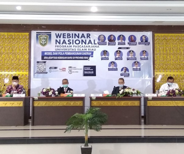 Dari kiri: Wali Kota Dumai Zulkifli, Rektor UIR Profesor Syafrinaldi, Direktur Program Pascasarjana Profesor Yusri Munaf, dan Wali Kota Pekanbaru Firdaus dalam webinar di Auditorium UIR, Kamis (13/8/2020). Foto: Surya/Riau1.