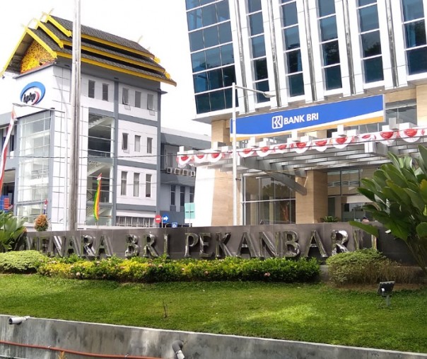 Menara BRI Pekanbaru di Jalan Jenderal Sudirman disebut-sebut sebagai penyumbang pasien positif corona sejak sepekan terakhir. Foto: Surya/Riau1.