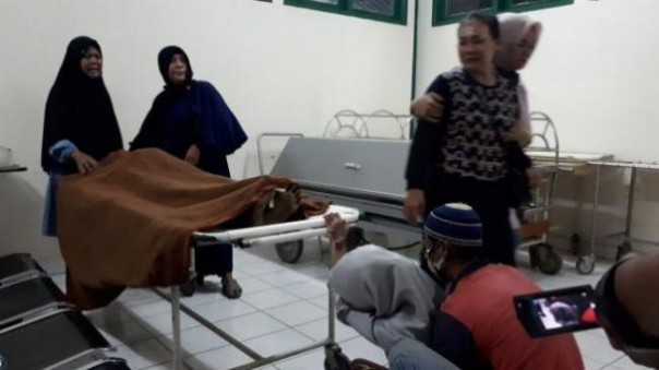 jenazah otong saat ditangisi keluarga/net