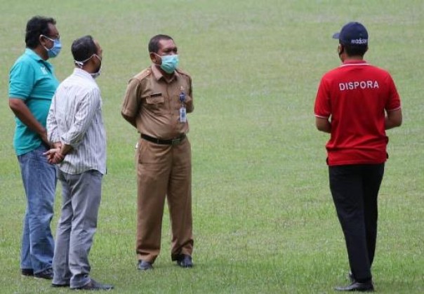 Owner AA Tiga Naga, Rudi Sinaga (kaos biru) meninjau kondisi terkini Stadion Utama Riau sebelum diajukan jadi tuan rumah Liga 2 2020 (foto: officialtiganaga)