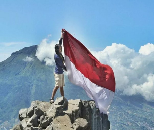 Ilustrasi pengibaran bendera Merah Putih (foto: Istimewa/internet)