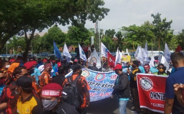 Aksi massa buruh di gedung DPRD Riau