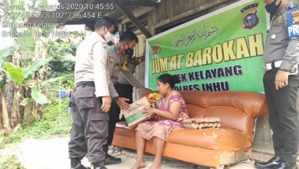 Parsida (35), janda miskin penderita stroke menerima bantuan paket Sembako dari Personel Polsek Kelayang, Jumat 14 Agustus 2020