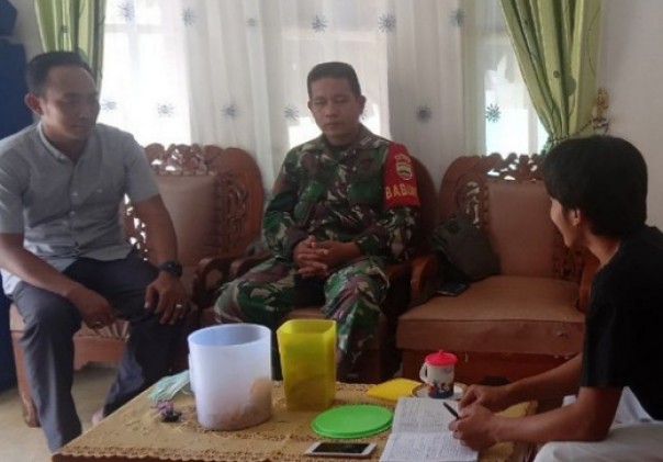 Personel Babinsa Koramil 01/Rengat Koptu Hasanudin bersilahturahmi dengan warga binaan, Jumat 14 Agustus 2020