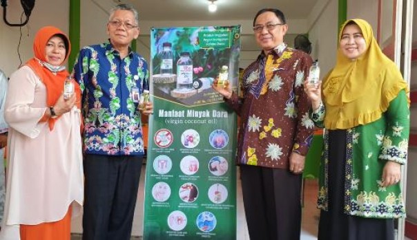 Bupati Inhil bersama pemilik Prof's Coffee