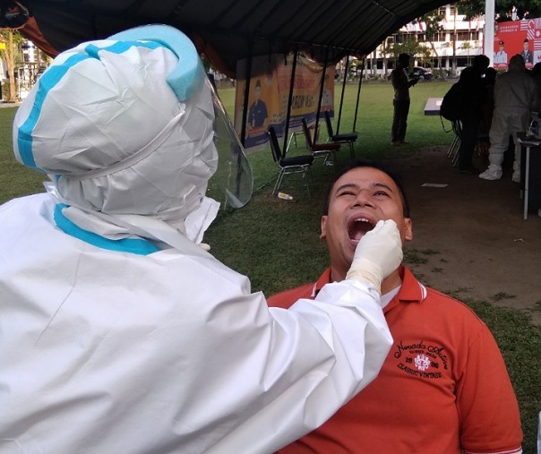 Seorang warga saat mengikuti swab massal di Mal Pelayanan Publik Pekanbaru, Sabtu (15/8/2020) petang. Foto: Surya/Riau1.