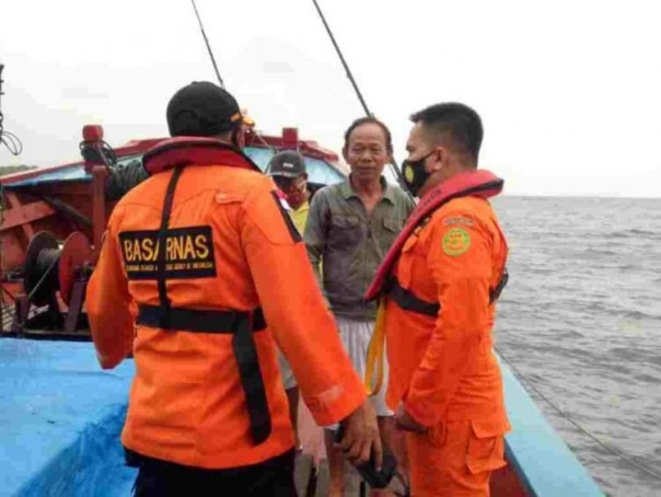 SAR selamatkan ABK kapal Material yang terombang ambing di laut/langgam