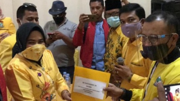 Salah satu kandidat bakal calon Ketua DPD II Golkar Pekanbaru saat menyerahkan formulir pendaftaran