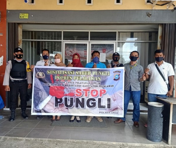 Personel Polsek Ukui melakukan sosialisasi Sapu Bersih Pungutan Liar (Saber Pungli) di kantor perusahaan leasing Adira Finance, Kecamatan Ukui, Kabupaten Pelalawan, Sabtu (22/8/2020). Foto: Istimewa.