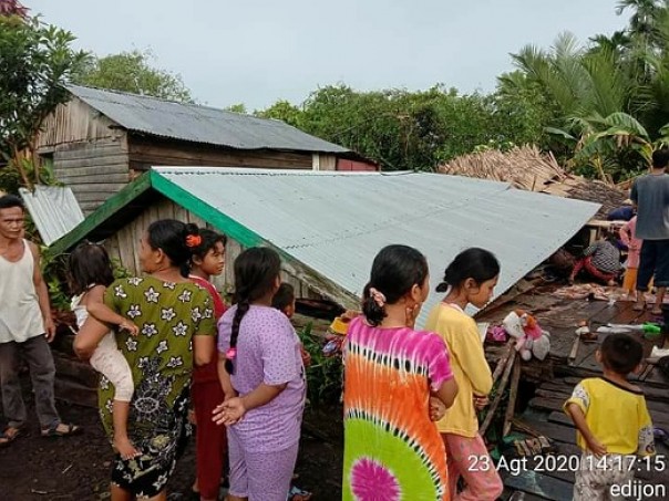 Kondisi rumah warga yang rusak dan ambruk