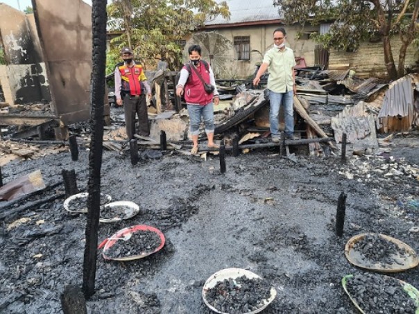 Pihak Polsek GAS mengecek lokasi kebakaran