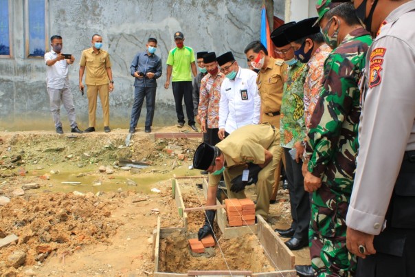 Bupati Kuansing Drs H Mursini melakukan peletakan batu pertama pembangunan/R24