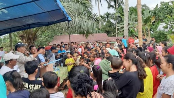Cawabup Kuansing Suhardiman Ambi saat bertemu dengan masyarakat Kecamatan Kuantan Hilir Seberang/R24
