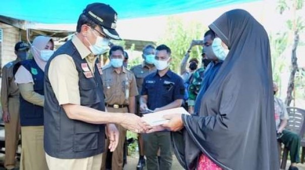 Bupati Inhil memberikan sumbangan secara simbolis