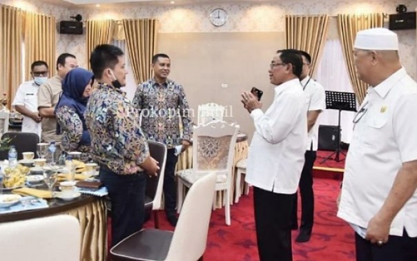 Bupati Inhil saat menerima kunjungan tim survei program NUWSP