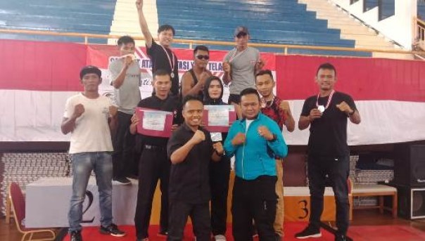 Ketua Pengprov IBA-MMA Riau, Anis Murzil bersama sejumlah atlet Riau mengikuti kejuaraan nasional perdana beberapa waktu lalu