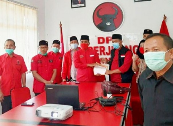 PDI Perjuangan menyerahkan SK dukungan untuk kandidat yang maju di Pilkada Serentak 2020 di Kabupaten Siak